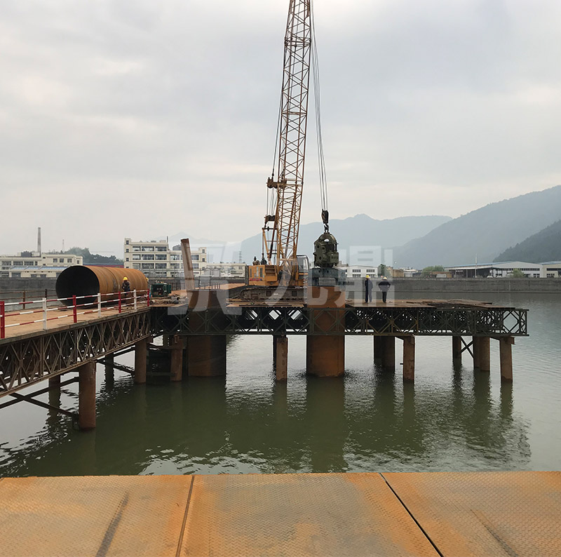   应急贝雷钢便桥和固定贝雷钢便桥具有构件少，重量轻，成本低的特点